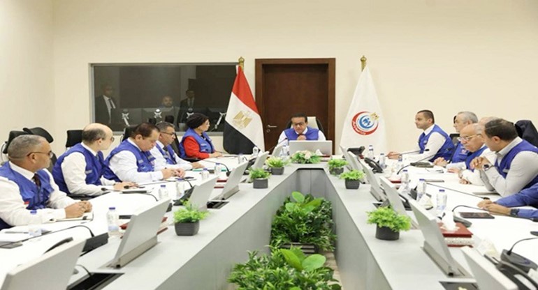 د.خالد عبدالغفار وزير الصحة والسكان مترئسا الاجتماع