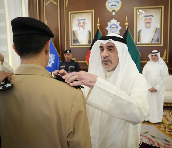 النائب الأول لرئيس مجلس الوزراء ووزير الداخلية الشيخ فهد اليوسف يقلد اللواء فواز الرومي رتبته الجديدة