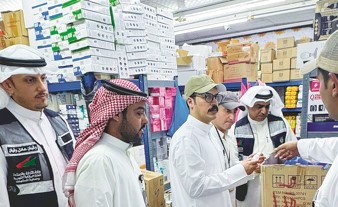 «التجارة»: ضبط 411 مستحضراً تجميلياً و3500 ملصق لتغيير تواريخ الصلاحية في مخزن بالعاصمة