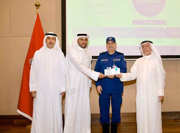 الفريق المتقاعد يوسف الأنصاري يسلم نائب رئيس قوة الإطفاء للدعم الفني والخدمات بالتكليف العميد محمد القحطاني درعا تذكارية