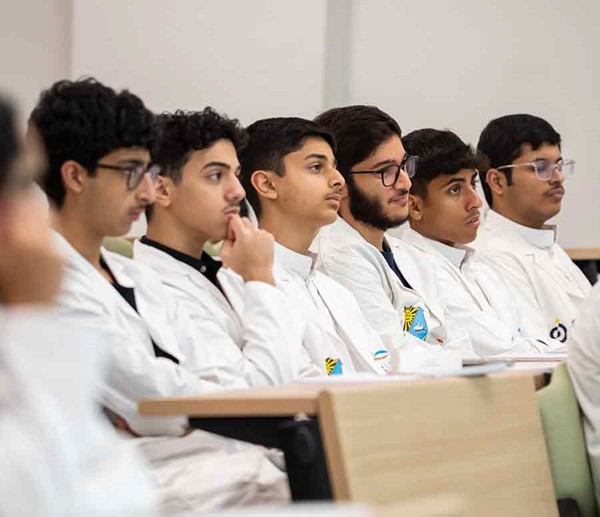 برنامج تأهيل جامعي لطلبة الثانوية المتميزين في مجالي الطب والهندسة