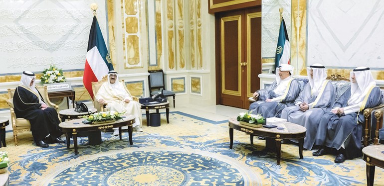 صاحب السمو الأمير الشيخ مشعل الأحمد خلال استقباله سفير خادم الحرمين الشريفين لدى دولة الكويت صاحب السمو الأمير سلطان بن سعد بحضور وزير شؤون الديوان الأميري الشيخ حمد جابر العلي ومدير مكتب صاحب السمو الأمير الفريق متقاعد جمال الذياب ووكيل الديوان الأميري الشيخ عبدالعزيز مشعل المبارك
