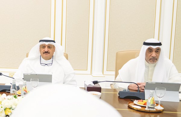 النائب الأول لرئيس الوزراء ووزير الداخلية الشيخ فهد اليوسف ود.أحمد العوضي