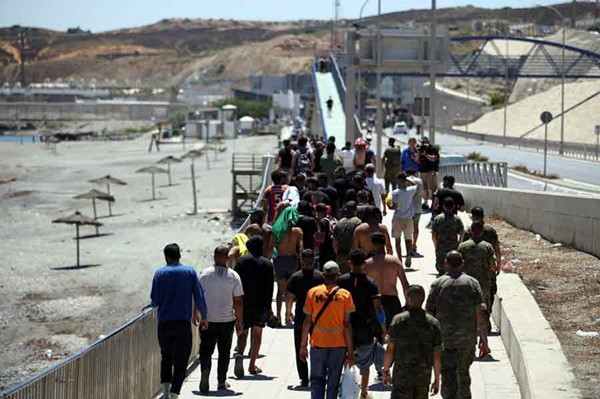 مجموعة من المهاجرين في طريق عودتهم الى المغرب (أ.ف.پ)