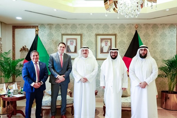 وزير الصحة د.أحمد العوضي مستقبلاً خوسي باديلا المدير التنفيذي للأميركتين في مايو كلينك الدولية ود.عمر غانم المدير الطبي لمايو كلينك بحضور وكيل وزارة الصحة الشيخ د.سلمان خليفة الصباح والوكيل المساعد لشؤون الخدمات الصحية الخارجية د.هشام كلندر