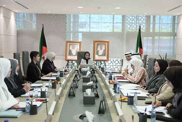 وزيرة الشؤون الاجتماعية وشؤون الأسرة والطفولة ورئيسة لجنة شؤون المرأة د.أمثال الحويلة خلال الاجتماع الثاني للجنة