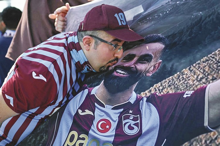 جماهير طرابزون سبور التركي في استقبال صلاح