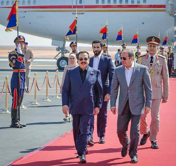 ملك البحرين والرئيس المصري: تكثيف المساعي والجهود لتعزيز السلام والاستقرار والأمن بالمنطقة