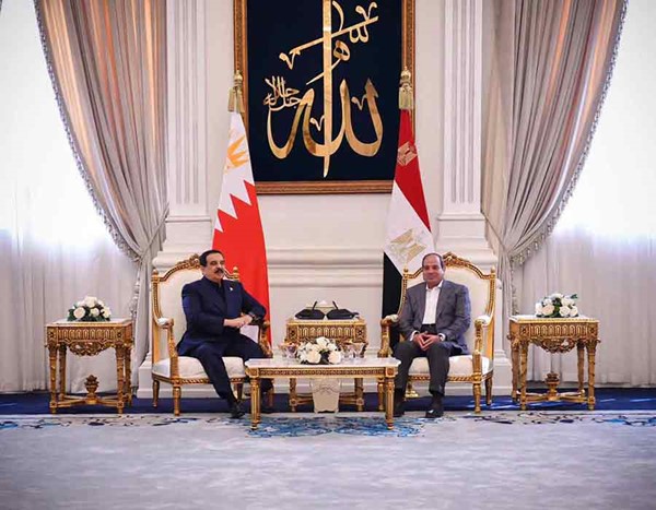 ملك البحرين والرئيس المصري: تكثيف المساعي والجهود لتعزيز السلام والاستقرار والأمن بالمنطقة