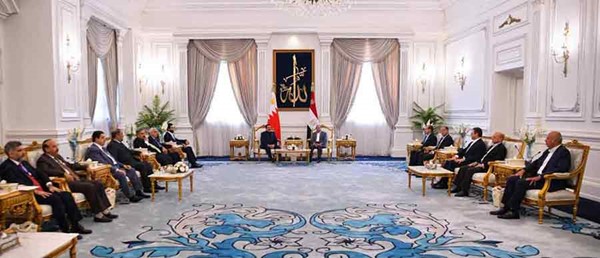 ملك البحرين والرئيس المصري: تكثيف المساعي والجهود لتعزيز السلام والاستقرار والأمن بالمنطقة