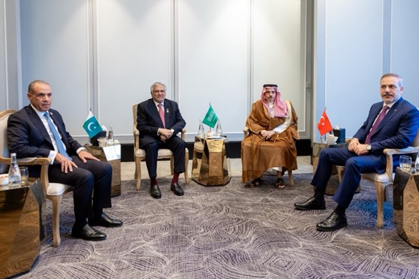  وزراء خارجية السعودية سمو الأمير فيصل بن فرحان ومصر د.بدر عبدالعاطي وتركيا هاكان فيدان وباكستان محمد إسحاق دار خلال الاجتماع