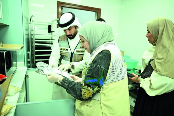  مراقب تفتيش الأغذية بإدارة تفتيش محافظة مبارك الكبير في الهيئة العامة للغذاء والتغذية حنان عباس حسين تدقق على صلاحية المنتجات الغذائية (قاسم باشا)
