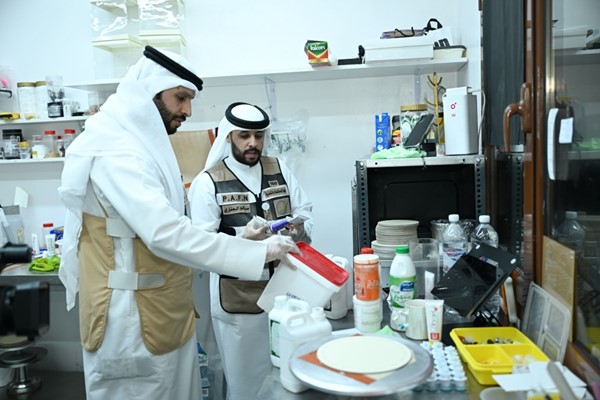 نائب المدير العام لشؤون التفتيش والرقابة بالتكليف في الهيئة العامة للغذاء والتغذية د. سعود الحميدي الجلال خلال التفتيش 