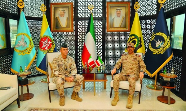 رئيس الأركان الفريق الركن خالد الشريعان مستقبلا الملحق العسكري الايطالي العقيد ميكيل ريغا
