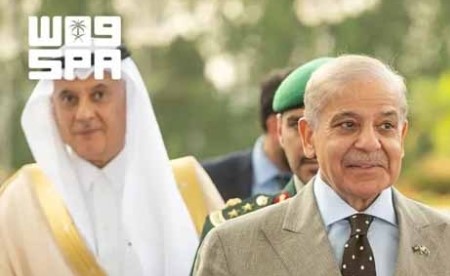 رئيس وزراء باكستان يصل إلى السعودية لبحث التطورات الإقليمية ودعم التعاون متعدد الأطراف