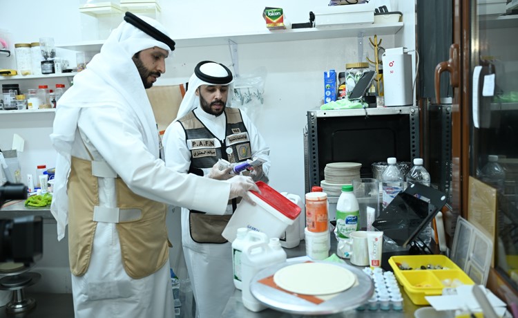 بالفيديو هيئة الغذاء تداهم سكنا خاصا في مبارك الكبير استغل كمصنع لتحضير الحلويات والكعك
