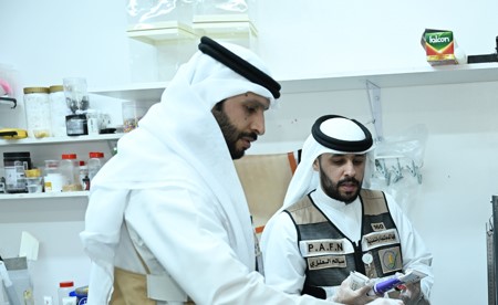 بالفيديو.. «هيئة الغذاء» تداهم سكناً خاصاً في مبارك الكبير استُغل كمصنع لتحضير الحلويات والكعك