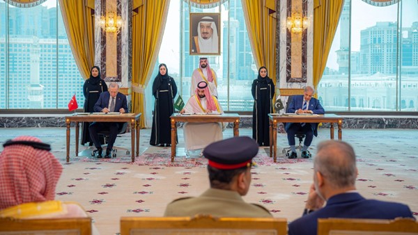 ولي العهد السعودي والرئيس التركي ورئيس وزراء باكستان يوقعون "اتفاقية مكة للدفاع المشترك"