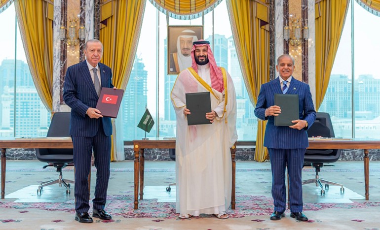 ولي العهد السعودي والرئيس التركي ورئيس وزراء باكستان يوقعون اتفاقية مكة للدفاع المشترك