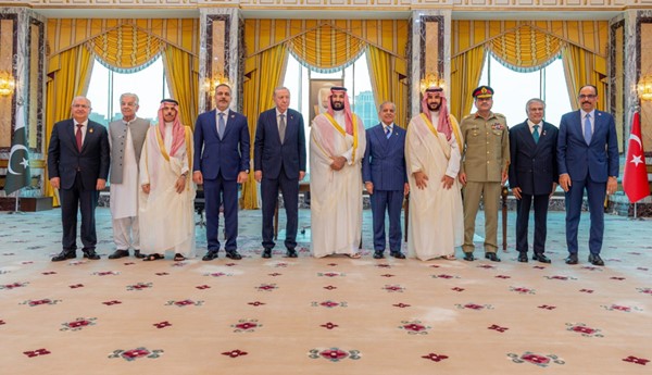 ولي العهد السعودي والرئيس التركي ورئيس وزراء باكستان يوقعون "اتفاقية مكة للدفاع المشترك"