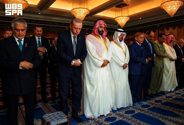 ولي العهد السعودي والرئيس التركي ورئيس وزراء باكستان يؤدون صلاة الجمعة في المسجد الحرام