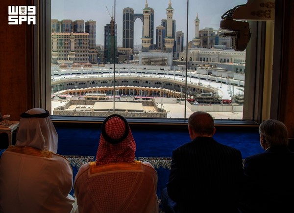 ولي العهد السعودي والرئيس التركي ورئيس وزراء باكستان يؤدون صلاة الجمعة في المسجد الحرام