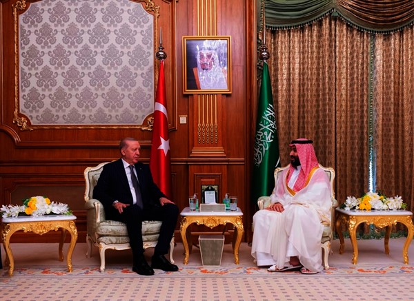صاحب السمو الملكي الأمير محمد بن سلمان بن عبدالعزيز آل سعود ولي العهد رئيس مجلس الوزراء السعودي مستقبلا الرئيس التركي رجب طيب اردوغان في مكة المكرمة (واس)