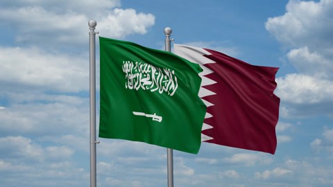 السعودية وقطر تدينان بشدة استهداف ناقلة تابعة لدولة الإمارات أثناء عبورها مضيق هرمز وتؤكدان تضامنهما الكامل معها
