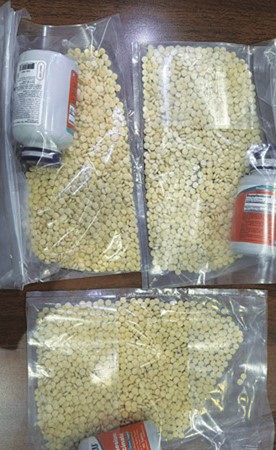 إحباط تهريب 3 عبوات «كبتاغون» محشوة بـ 4255 حبة