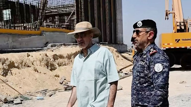 النائب الأول لرئيس مجلس الوزراء ووزير الداخلية الشيخ فهد اليوسف خلال الجولة التفقدية بحضور المدير العام للإدارة العامة لخفر السواحل العميد الركن بحري الشيخ مبارك علي اليوسف