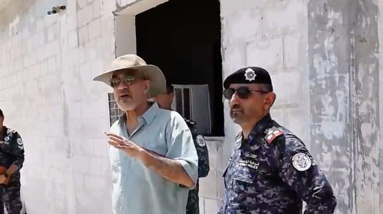 النائب الأول لرئيس مجلس الوزراء ووزير الداخلية الشيخ فهد اليوسف والمدير العام للإدارة العامة لخفر السواحل العميد الركن بحري الشيخ مبارك علي اليوسف خلال الجولة التفقدية