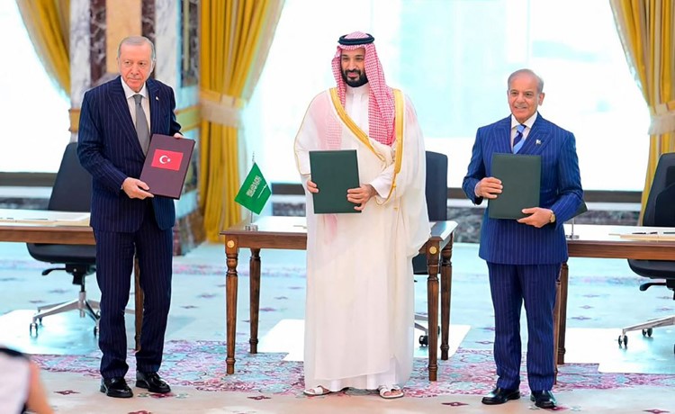 ترحيب واسع بـ اتفاقية مكة للدفاع المشترك بين السعودية وتركيا وباكستان تعزز الأمن والاستقرار الإقليميين على أسس التضامن والتكامل والشراكة