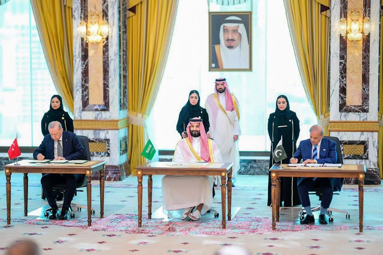 صاحب السمو الملكي الأمير محمد بن سلمان ولي العهد رئيس مجلس الوزراء السعودي والرئيس التركي رجب طيب أردوغان ورئيس وزراء باكستان محمد شهباز شريف خلال توقيع اتفاقية مكة للدفاع المشترك في الديوان الملكي بقصر الصفا بمكة المكرمة								(واس)