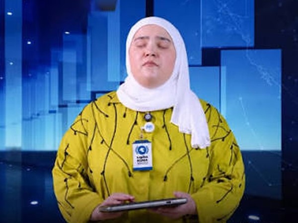 فاطمة السلمان أثناء قراءتها لموجز كونا