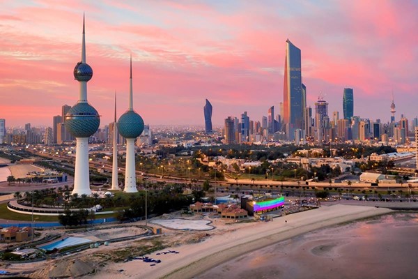 الحبس مدة لا تقل عن سنة لمن يزاول نشاطاً اقتصادياً غير مرخص من الجهة المختصة لحسابه أو مع الغير