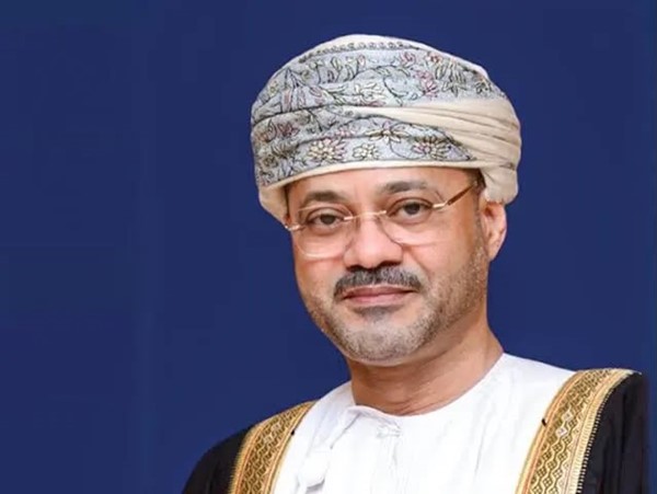 وزير الخارجية بحث مع نظيره العماني تعزيز الأمن في المنطقة وضمان سلامة وحرية الملاحة