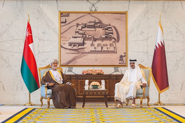 سلبطان عمان وأمير قطر  خلال مباحثاتهما في الدوحة    ( قنا )