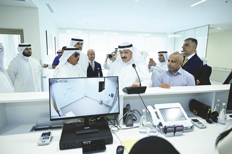 الشيخ مبارك الجابر يستمع الى شرح من وزير الصحة د.أحمد العوضي حول عمل المركز بحضور محافظ الاحمدي الشيخ حمود الجابر