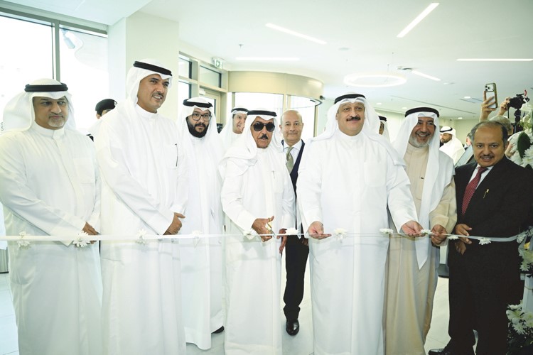الشيخ مبارك الجابر ووزير الصحة د.أحمد العوضي والشيخ فهد الجابر ومحافظ الاحمدي الشيخ حمود الجابر ووكيل الصحة الشيخ د.سلمان خليفة الصباح خلال افتتاح مركز الشيخ جابر الأحمد لغسيل الكلى