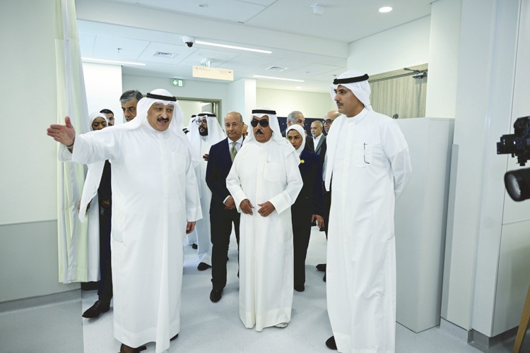 الشيخ مبارك الجابر ود.أحمد العوضي والشيخ حمود الجابر خلال الجولة	 (قاسم باشا)