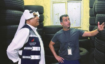 «التجارة»: ضبط مخزن في «الجليب» لتخزين وتجديد الإطارات المستعملة
