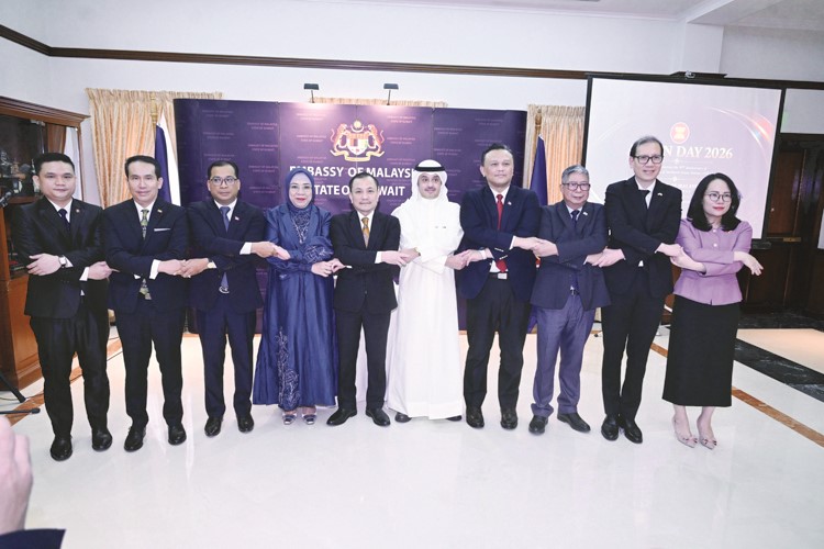 سفير مملكة تايلند سونغتشاي تشايباتييوت وسفير الفلبين هوزيه ألمودوفار كابريرا وسفير ماليزيا علاء الدين محمد نور ومساعد وزير الخارجية لشؤون آسيا نواف عبداللطيف الأحمد وسفير سلطنة بروناي دار السلام حاجي سليني حاجي سعيد وسفيرة إندونيسيا لينا ماريانا(متين غوزال)