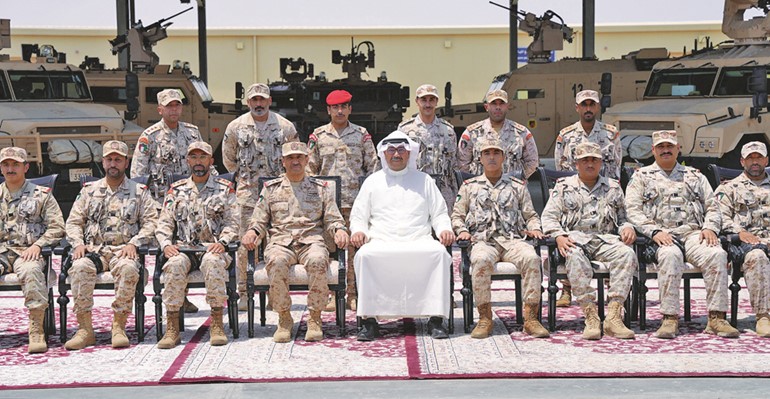وزير الدفاع الشيخ عبدالله العلي ورئيس الأركان العامة للجيش الفريق الركن خالد الشريعان مع منتسبي أحد المواقع العسكرية
