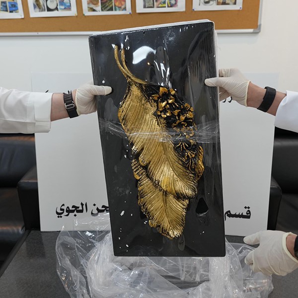 إحباط تهريب كيلو وربع «هيروين» و«شبو» مخبأة داخل لوحات قادمة من باكستان