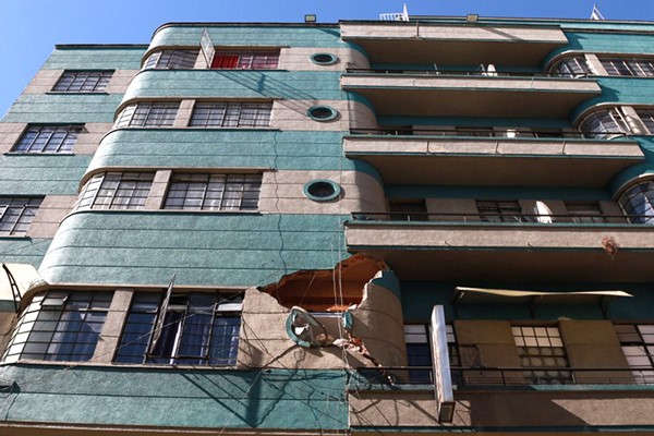 مبنى سكني متضرر في مدينة مانيزاليس الكولومبية نتيجة الزلزال (أ.ف.پ)