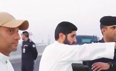 «الداخلية» تلاحق متجاوزي السرعة بكاميرات محمولة على الجسور