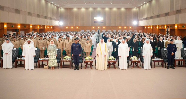 النائب الأول لرئيس مجلس الوزراء ووزير الداخلية الشيخ فهد اليوسف ووكيل وزارة الداخلية اللواء عبدالوهاب الوهيب ومدير عام الإدارة العامة للتحقيقات اللواء حقوقي د.فيصل المكراد ومدير الإدارة العامة للعلاقات والإعلام الأمني العميد ناصر بوصليب ونائب المدير العام لشؤون إدارات التحقيق ريم الموسى ونائب المدير العام لشؤون المكتب الفني والمجلس التأديبي بسام المشوح مع الحضور والخريجين