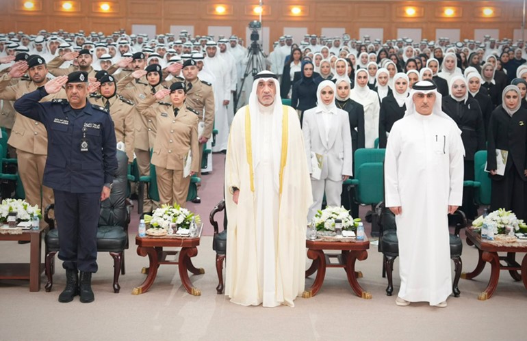 النائب الأول لرئيس مجلس الوزراء ووزير الداخلية الشيخ فهد اليوسف ووكيل وزارة الداخلية اللواء عبدالوهاب الوهيب ومدير عام الإدارة العامة للتحقيقات اللواء حقوقي د.فيصل المكراد