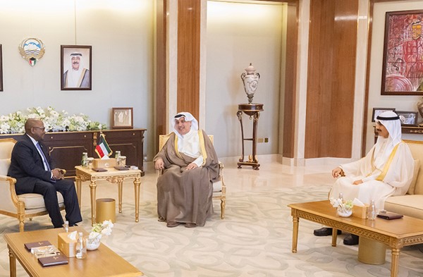 وزير شؤون الديوان الأميري الشيخ حمد جابر العلي ورئيس ديوان سمو ولي العهد الشيخ ثامر الجابر خلال استقباله سفير إسواتيني نكولوليكو هوراس دلاميني