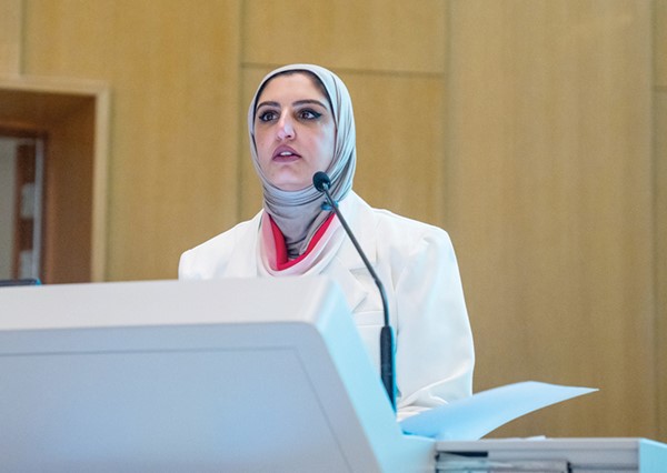  رئيس قسم الإرشاد بالتكليف في جامعة الكويت عائشة المقهوي خلال عرض تعريفي حول المسيرة الأكاديمية وخدمات الإرشاد